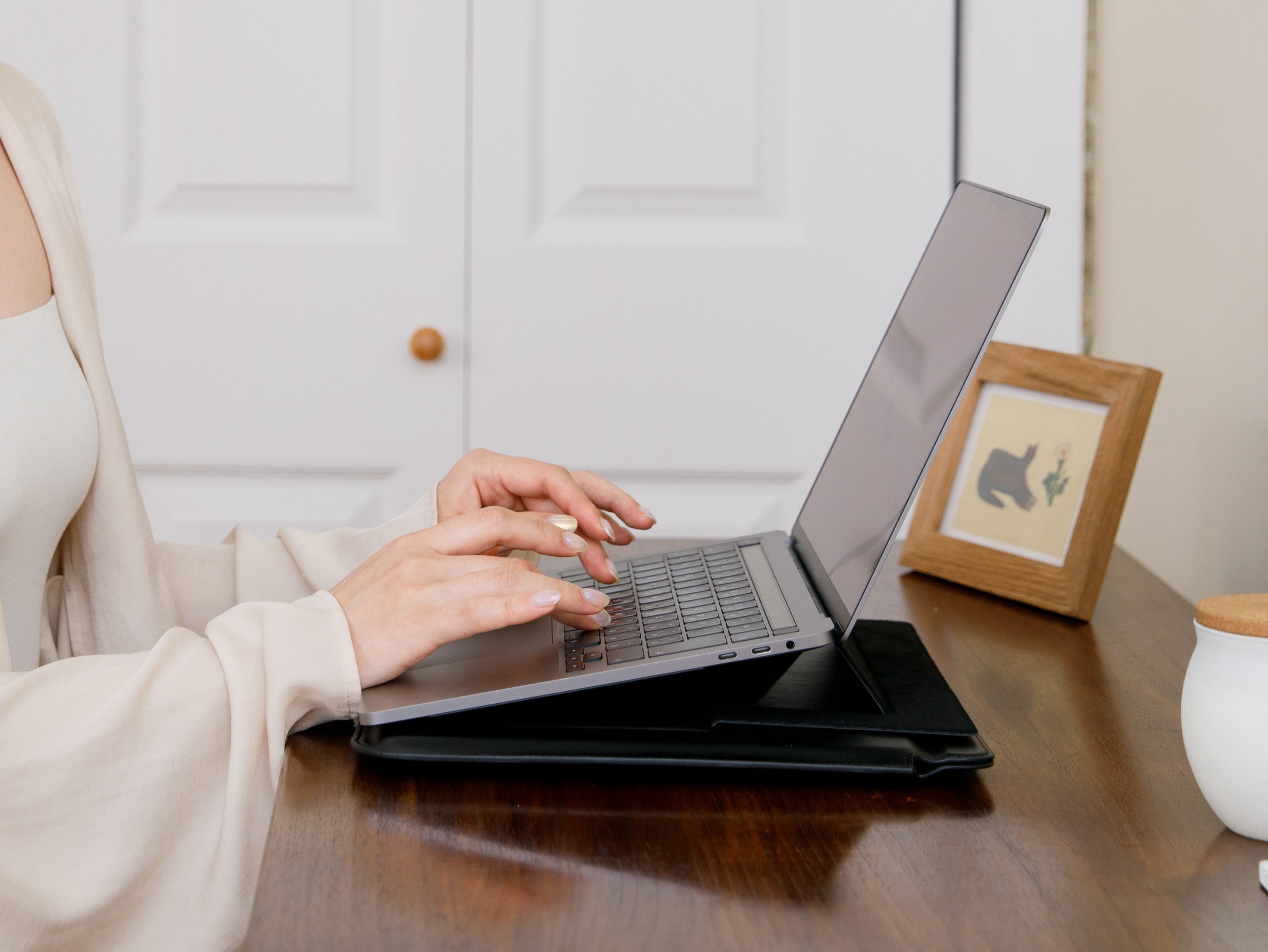 Smaly  2WAY パソコンケース MacBook 13インチ 14インチ 放熱設計 ノートパソコン カバー PCスタンド 薄型 スタンド機能 軽量 おしゃれ パソコンバッグ PCケース PC保護バッグ Surface マックブック 持ち運び スマリー