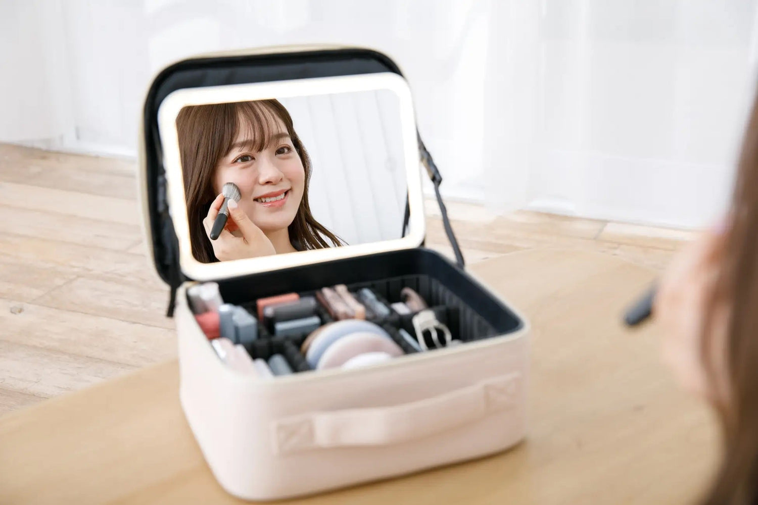 「ドレッサーはもう置かない」が新常識。洗面台の争奪戦も解決する、”持ち運べる女優ミラー”付きメイクボックスが新生活シーズンに注目を集める理由
